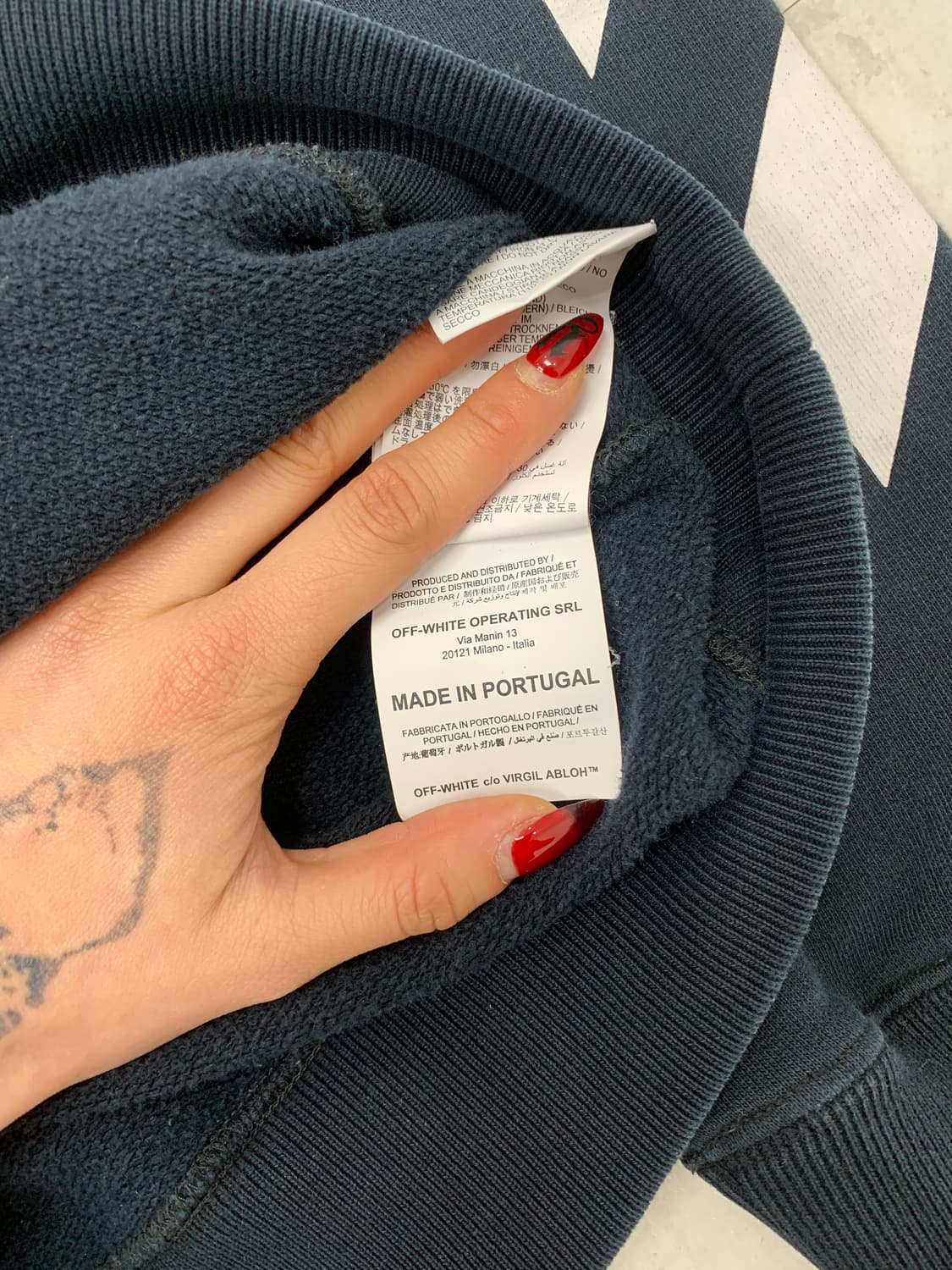 오프화이트 블랙프린팅 맨투맨 상품이미지5