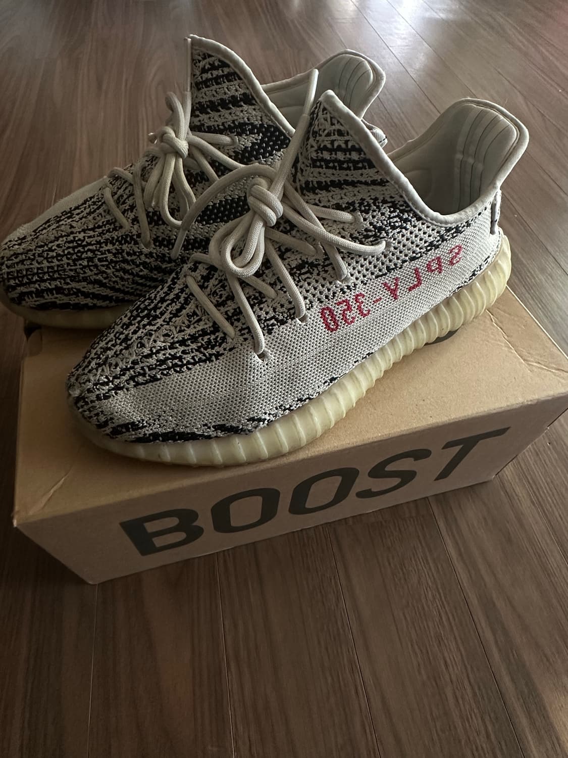 아디다스 이지부스트 350 V2 지브라 상품이미지1