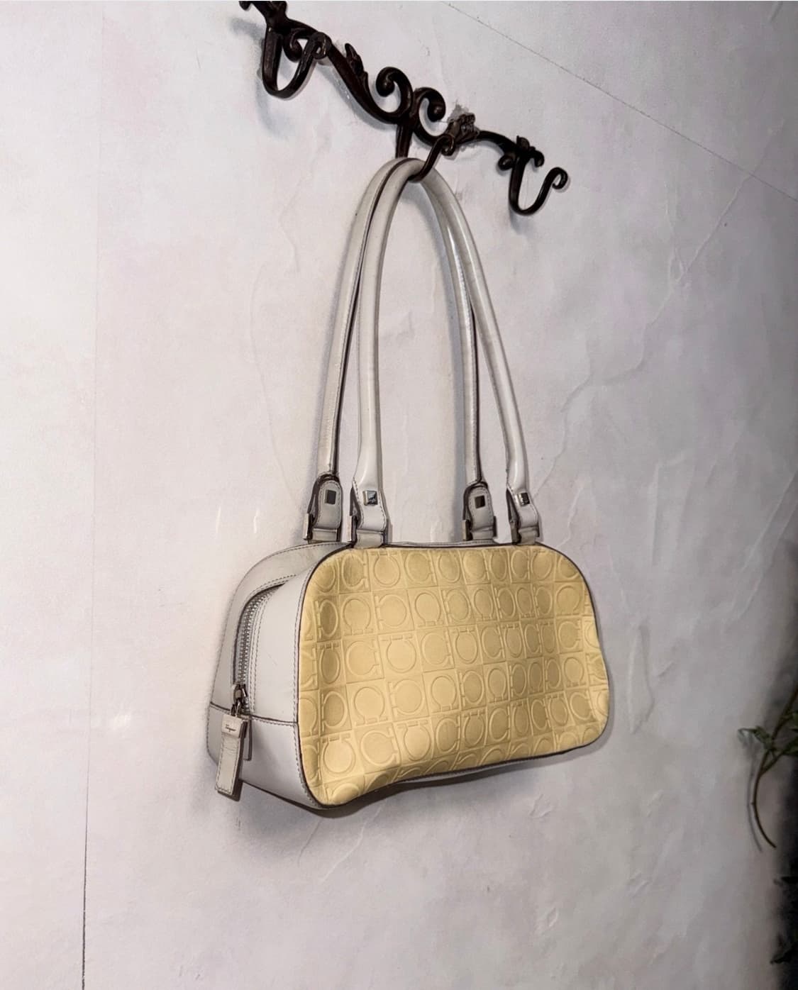 Salvatore Ferragamo ivory shoulder bag 상품이미지3