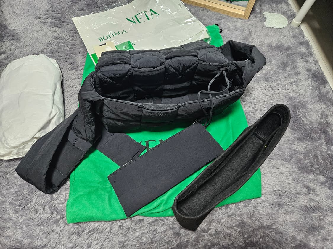 보테가 베네타 패딩 카세트백 블랙 상품이미지4