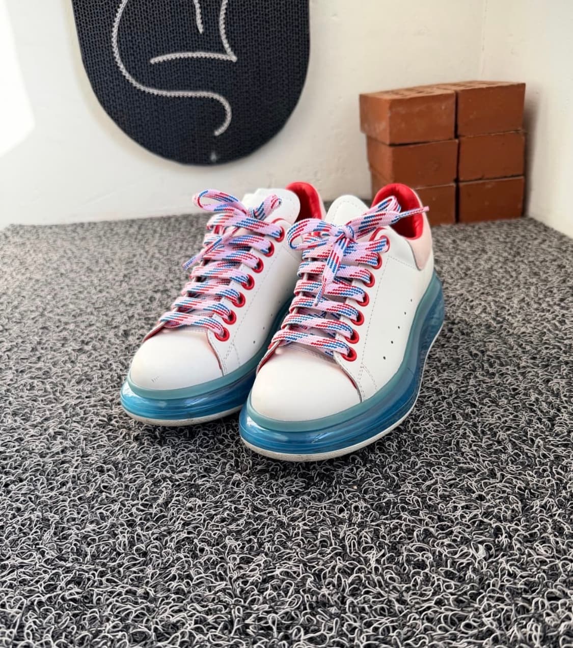 알렉산더 맥퀸 투명 에어솔 스니커즈 (화이트/블루) 상품이미지2