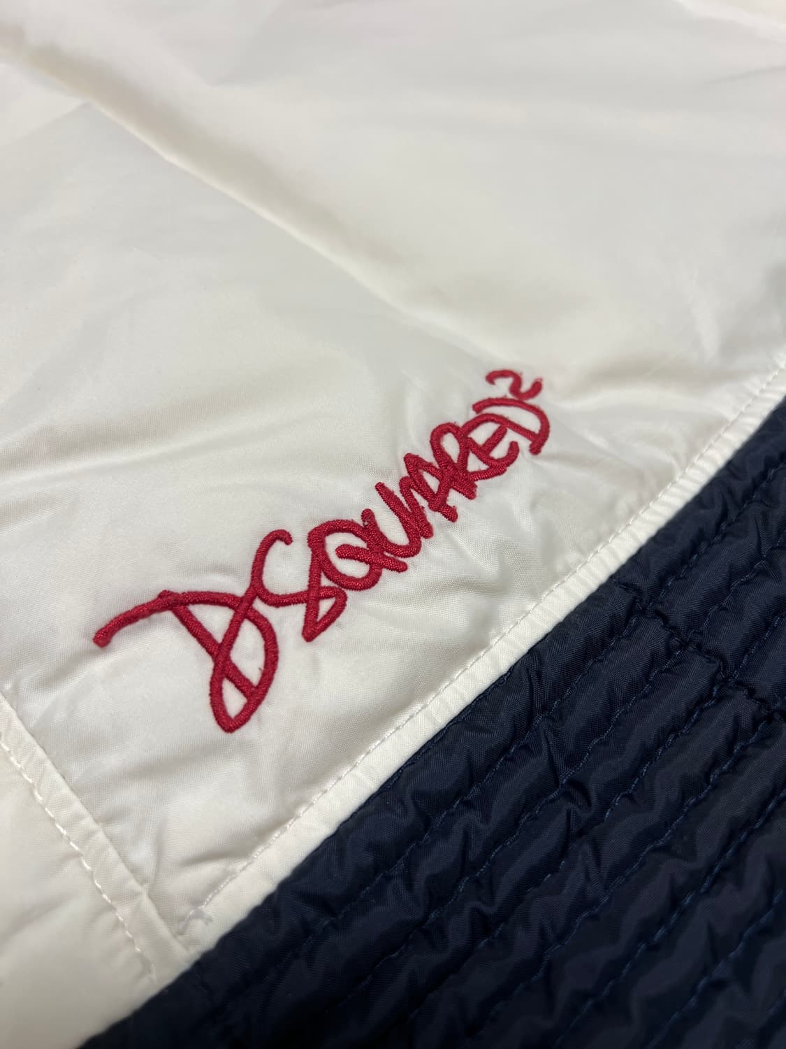 디스퀘어드 패딩 베스트 / 화이트×네이비 배색 / 겨울 레이어드 추천 상품이미지6