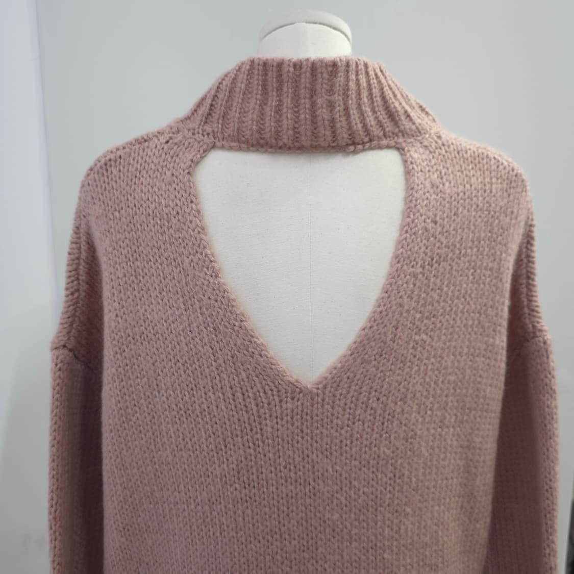 핑크 오픈백 하이넥 루즈핏 니트 상품이미지8