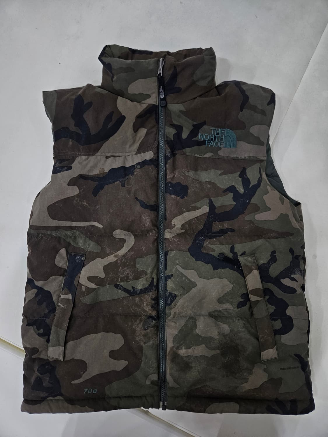 노스페이스 카모 센터로고 패딩조끼 눕시 상품이미지2