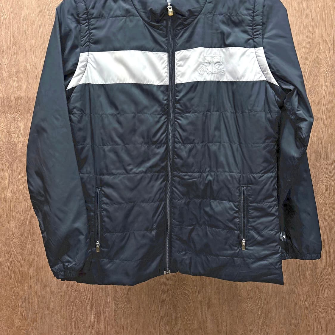 꾸레쥬 하이넥 경량 패딩 점퍼 배색 로고 패치 디테일 레귤러핏 블랙 상품이미지5