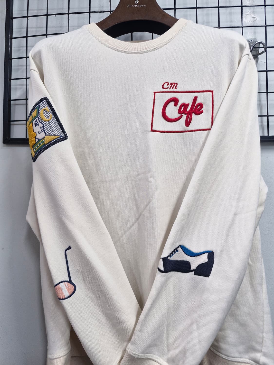 105XL 커스텀멜로우 (코오롱) 카페 자수 패치 맨투맨. 상품이미지5