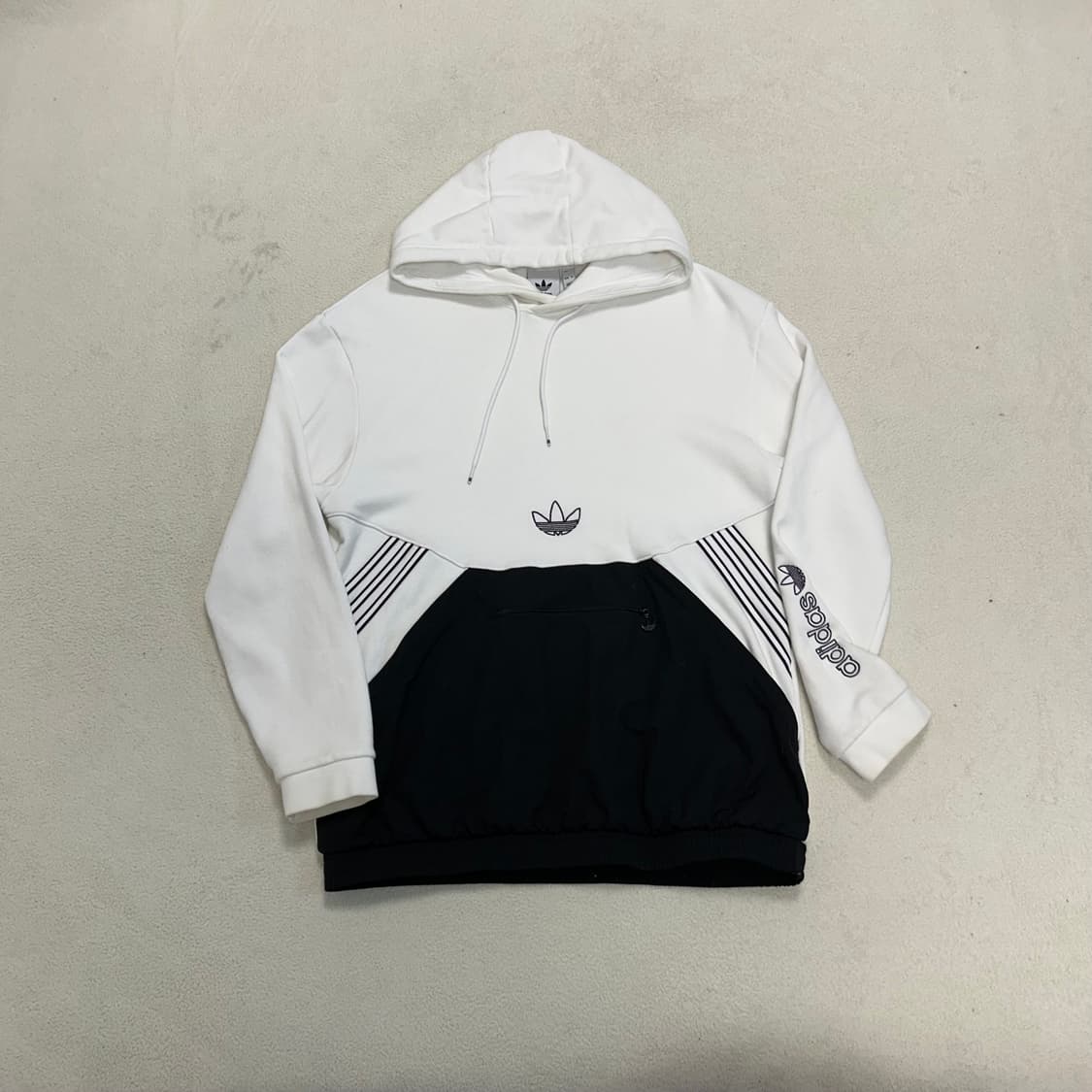 Adidas Black & White Center Logo Hoodie 상품이미지4