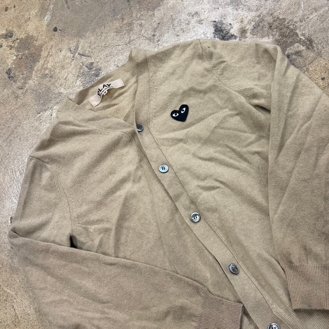 꼼데가르송 베이지 블랙 와펜 브이넥 니트 가디건 상품이미지1