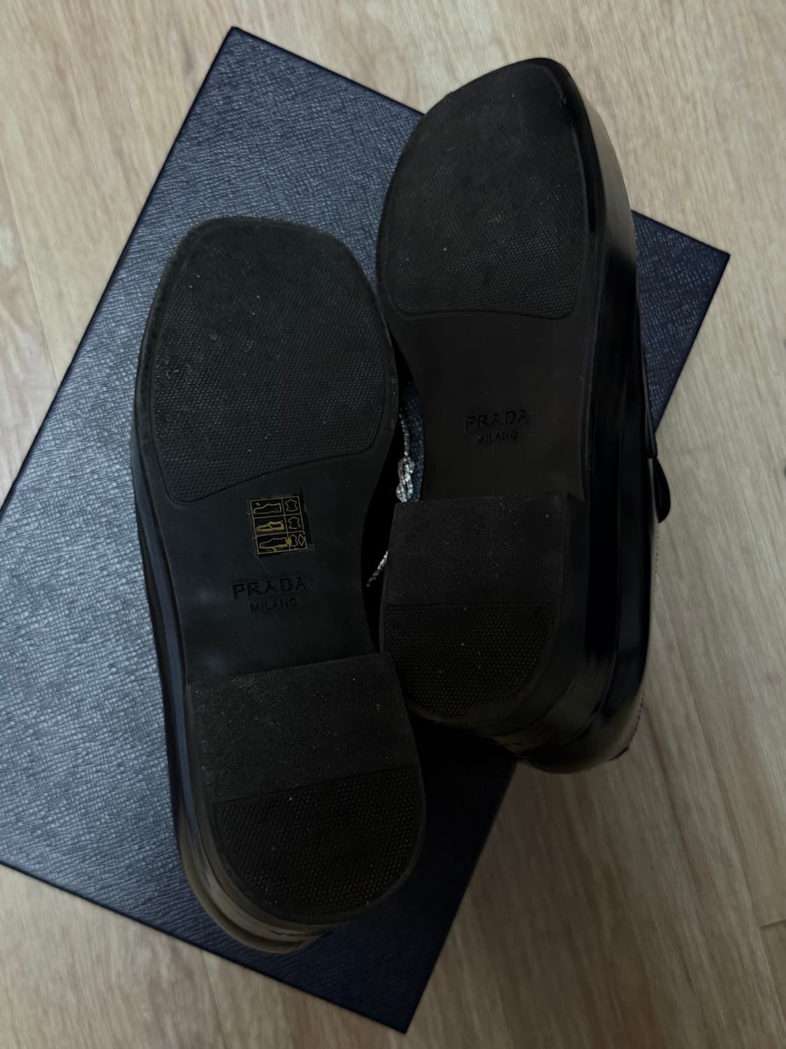 PRADA 프라다 브러시드 삼각로고 로퍼 250 상품이미지4