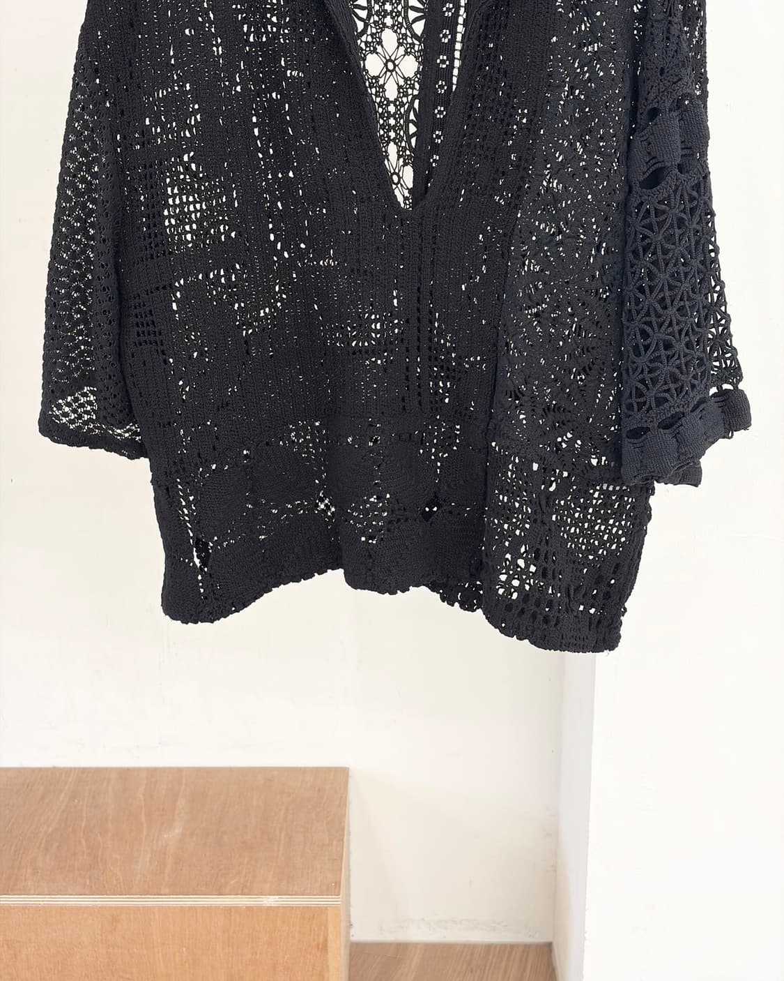 나나서카 블랙 컬러 오픈워크 크로셰 브이넥 셔츠  상품이미지5