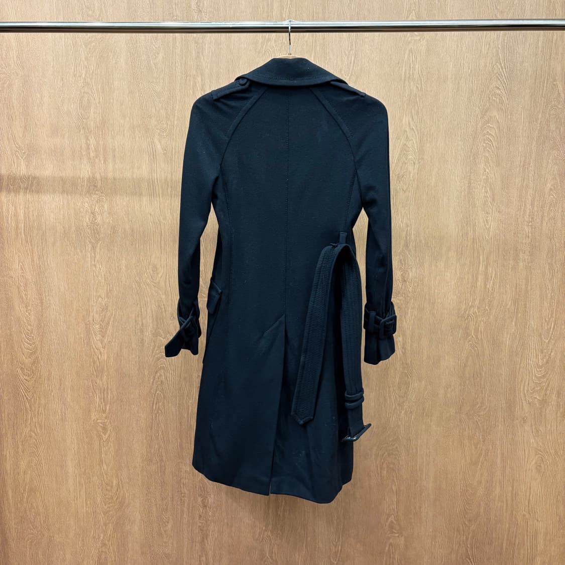 막스앤코 롱 코트 더블 브레스티드 커프스 노치드 라펠 벨트 디테일 블랙 상품이미지3