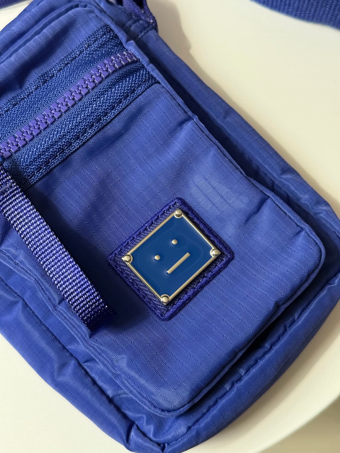 아크네 스튜디오 크로스백 유럽한정컬러 상품이미지3