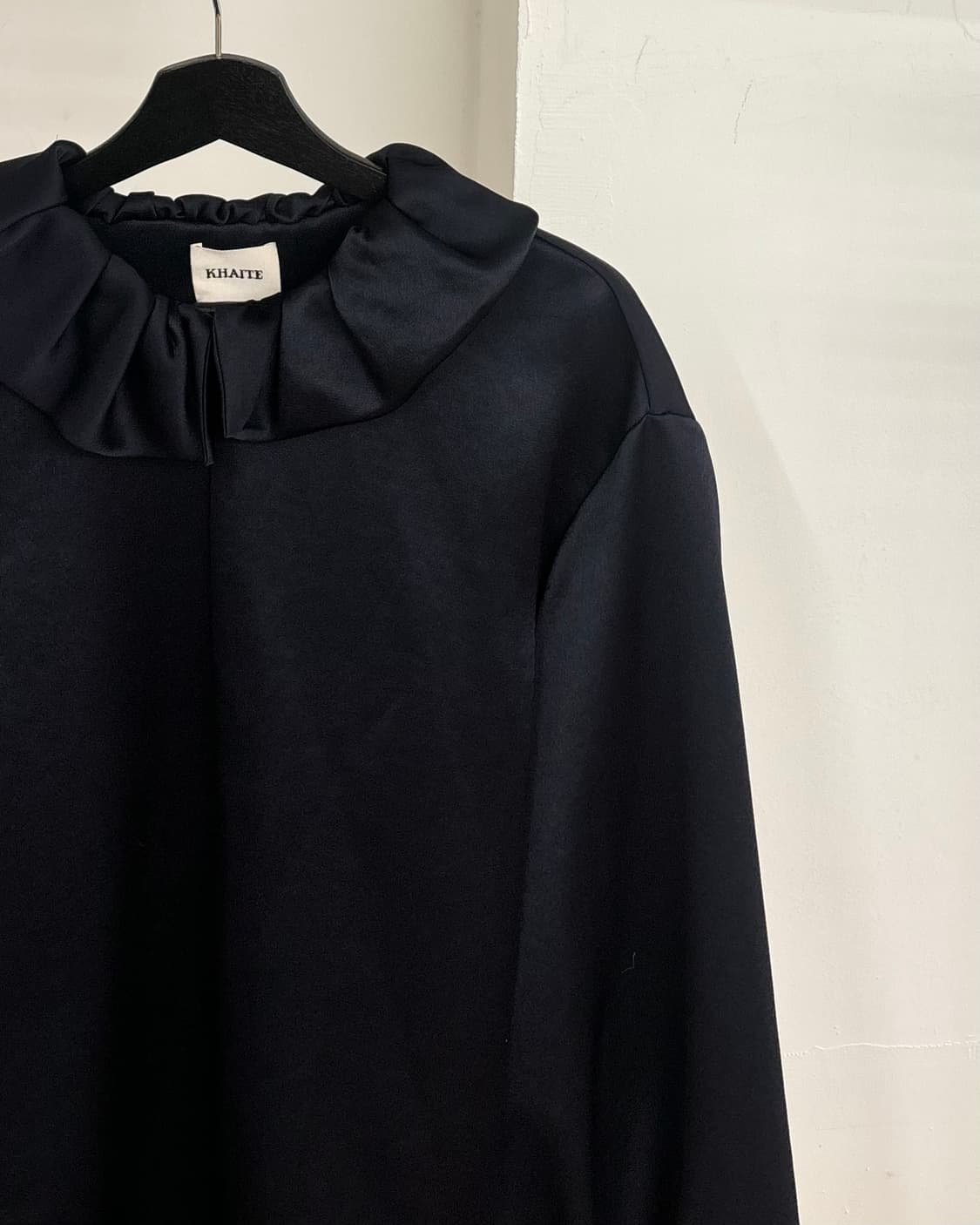 케이트 러플 하이넥 네이비 실크 블라우스 상품이미지4