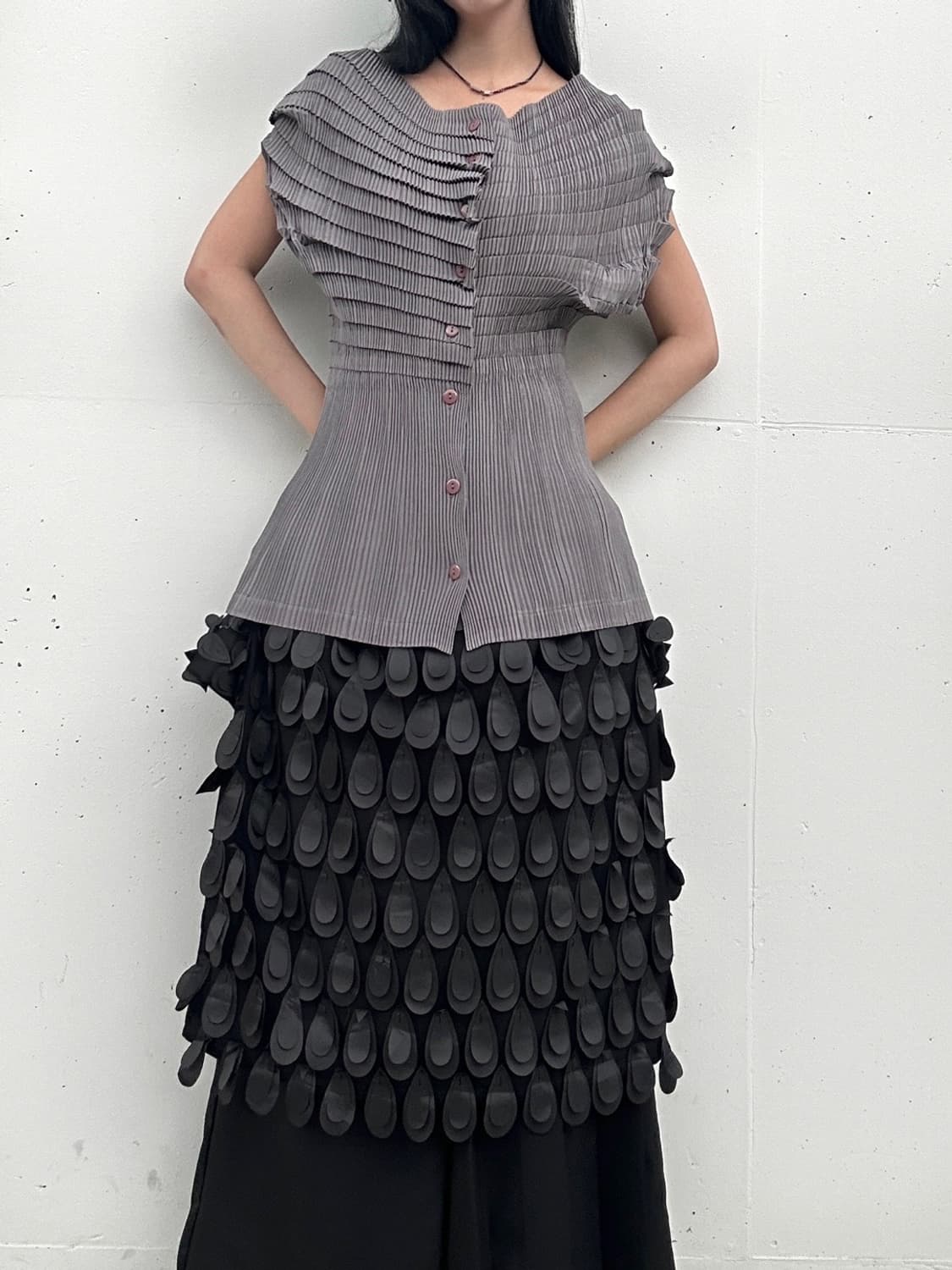 Off shoulder pleats top / grey 상품이미지3