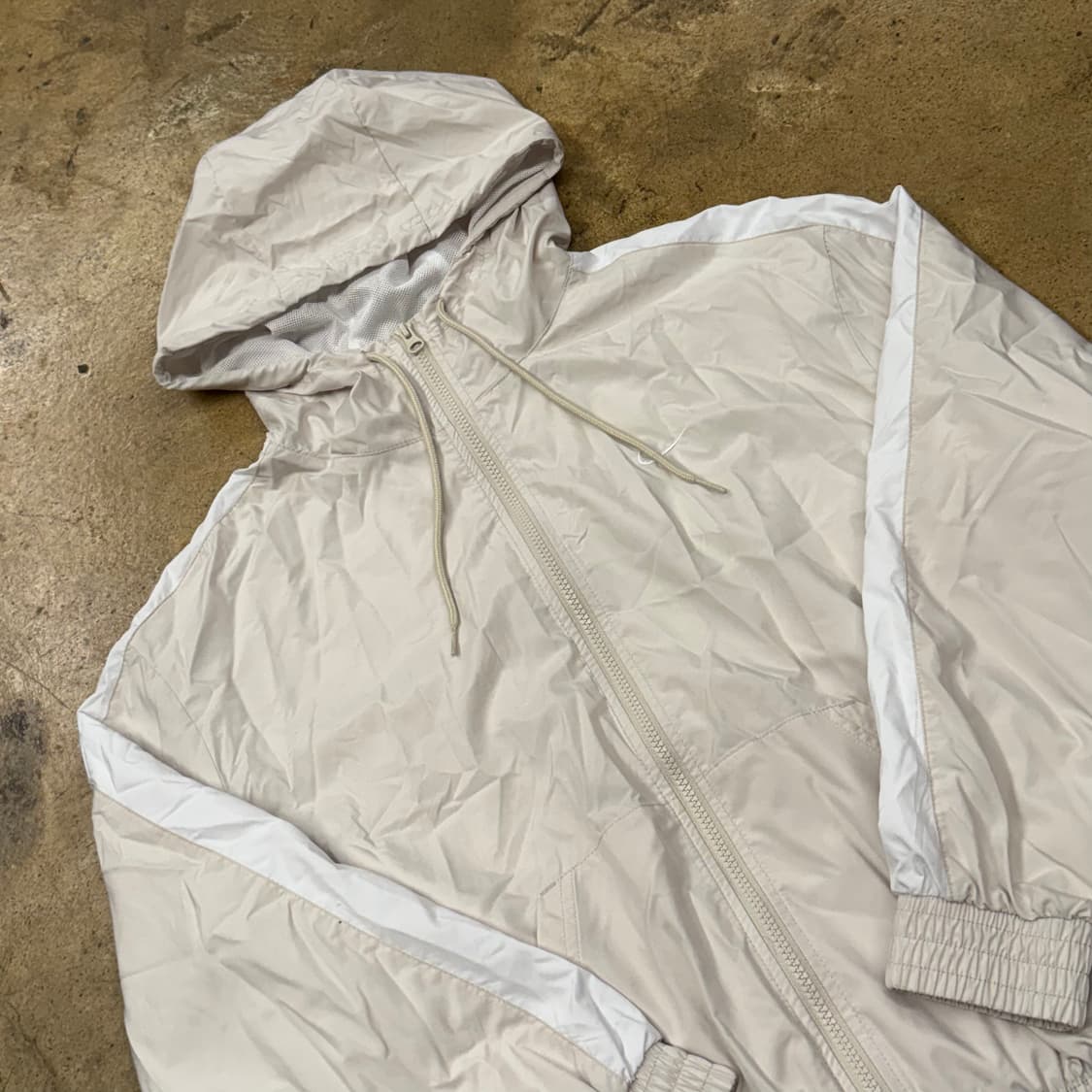 나이키 아이보리 베이지 바람막이  상품이미지1