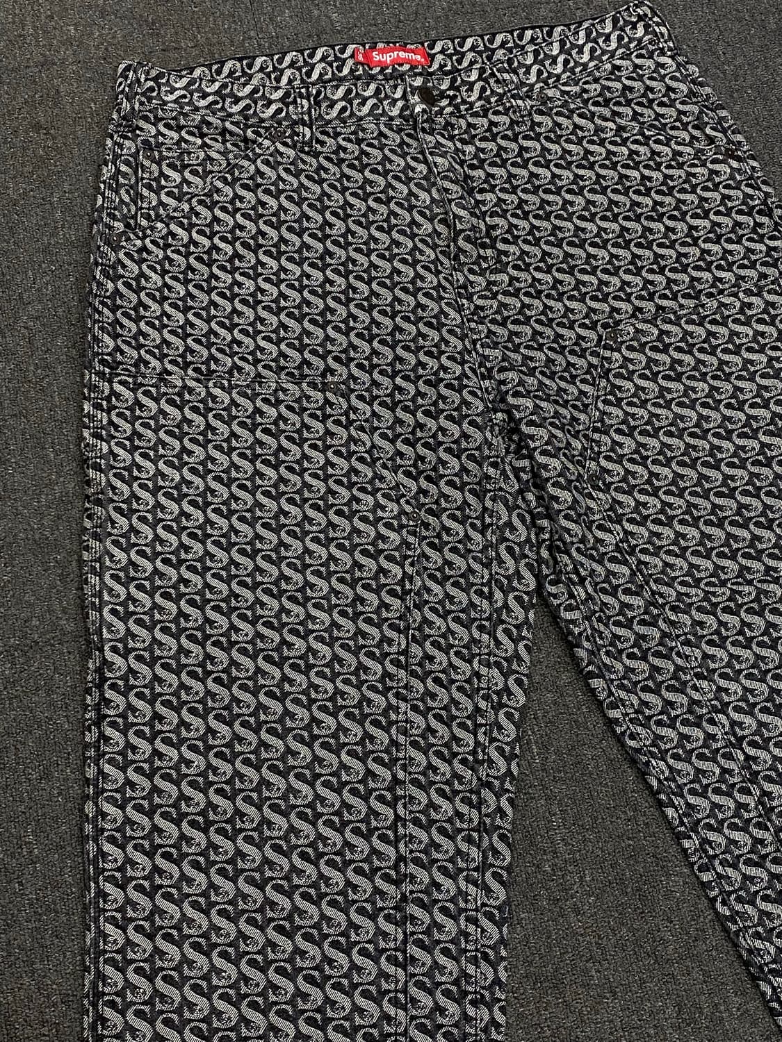 슈프림 21FW 모노그램 더블니 팬츠 상품이미지3