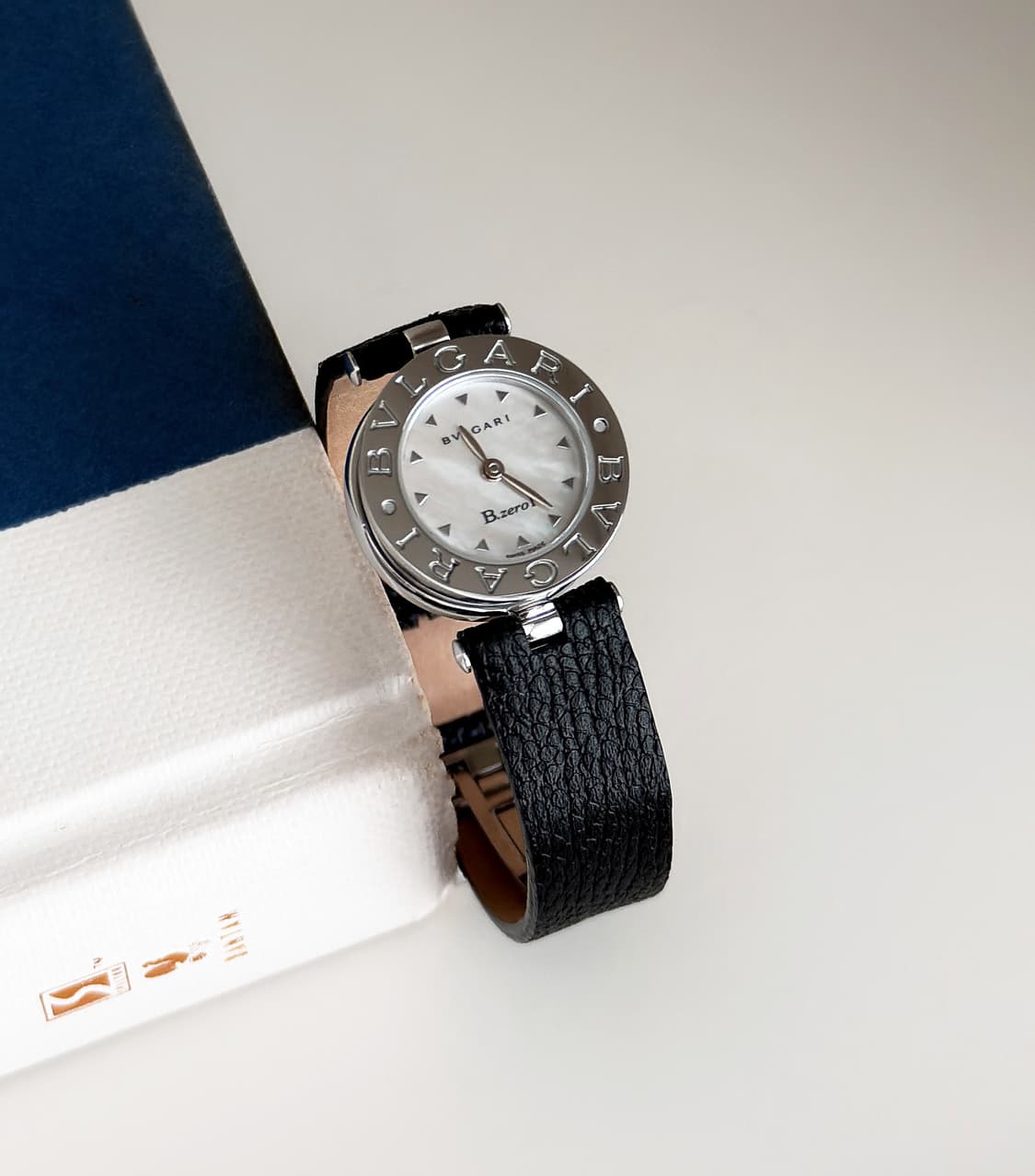 불가리 비제로원 화이트 쉘 다이얼 시계 상품이미지1