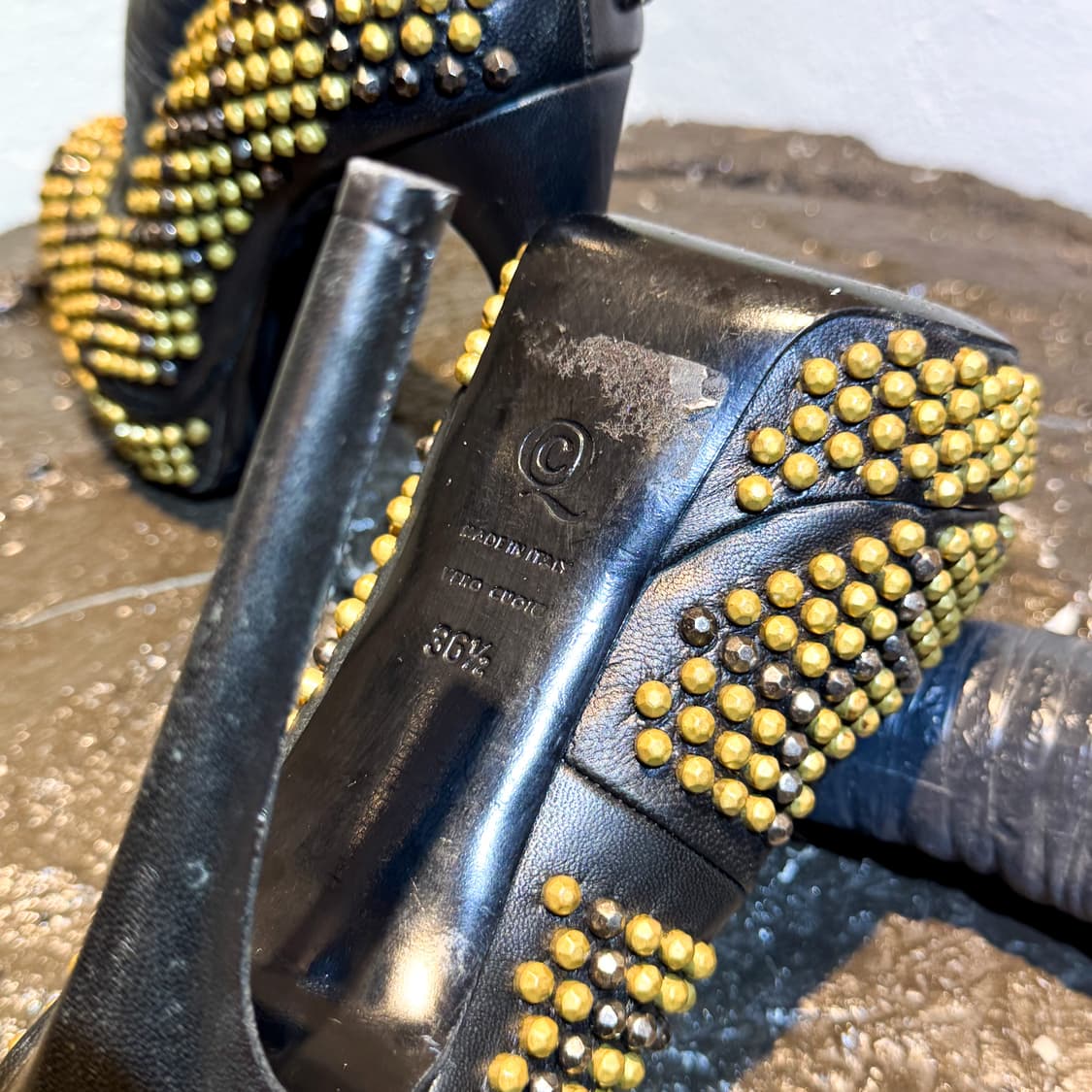 Alexander McQueen – Black Studded Leathe 상품이미지8