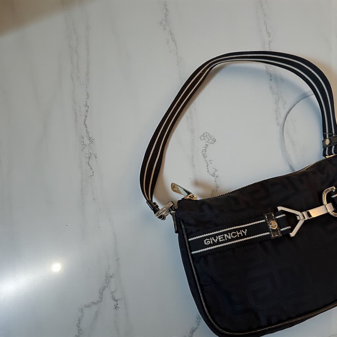 지방시 모노그램 나일론 버클 미니백 상품이미지3