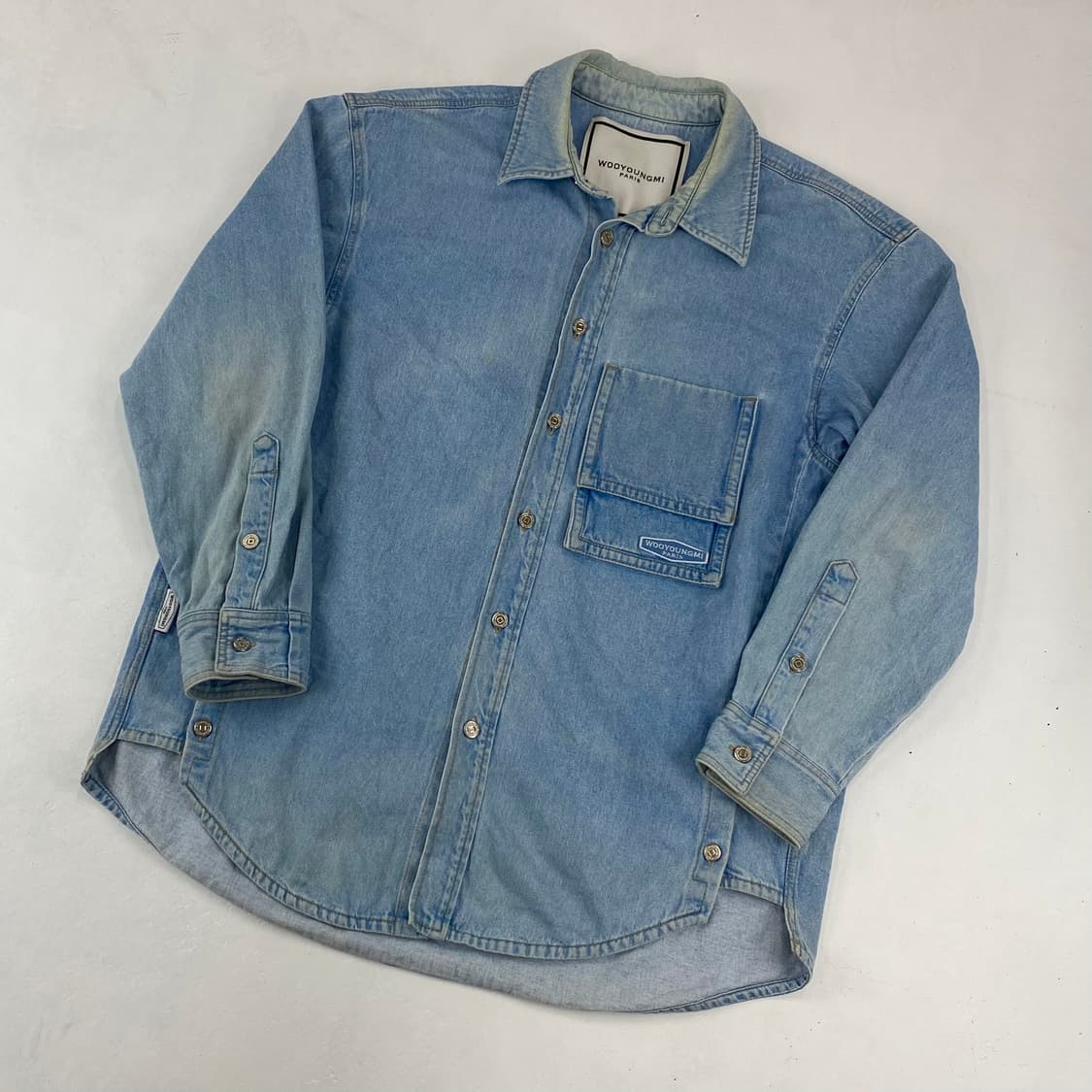 우영미 23s/s 스펠아웃 백로고 데님 셔츠 (110) 상품이미지2