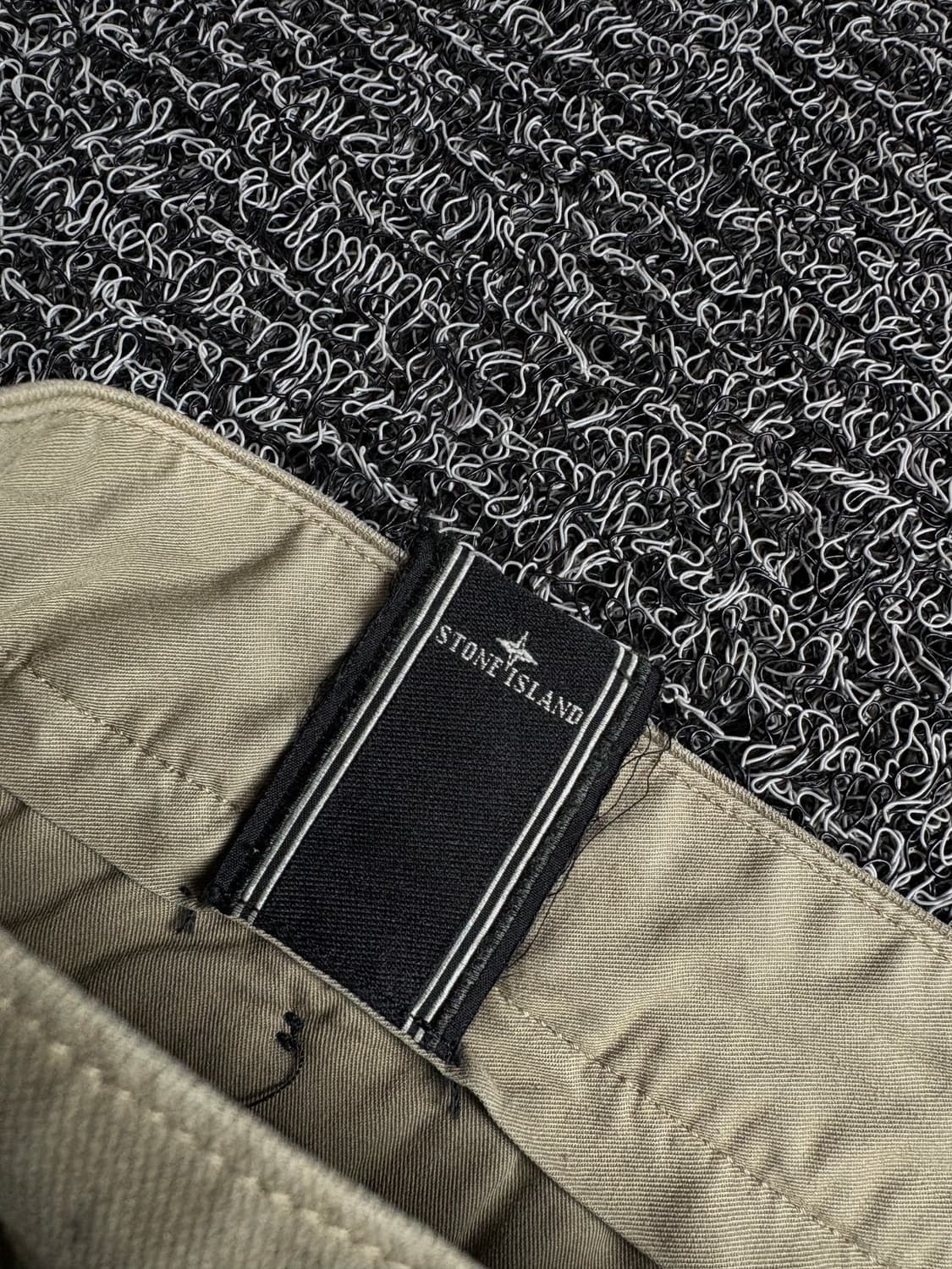 스톤아일랜드 패치로고 베이지 필드 치노 팬츠 2840 상품이미지3