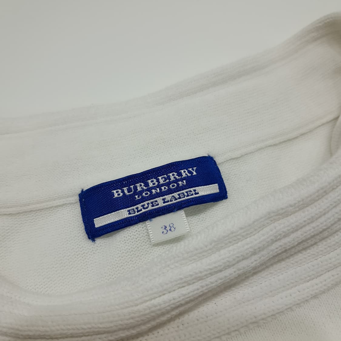 CN848W M 버버리 블루라벨 화이트 코튼 슬리브리스 니트 상품이미지3
