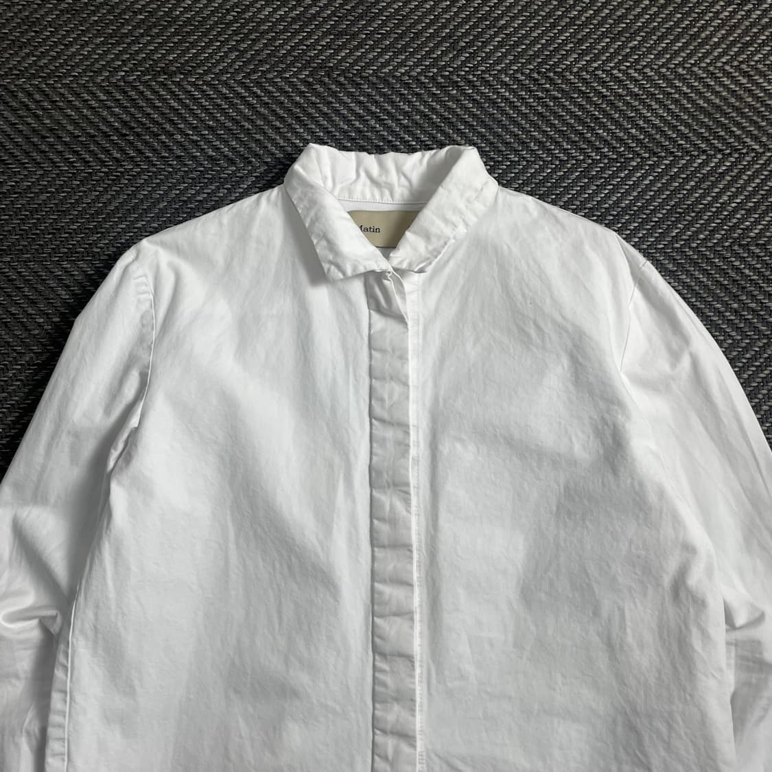 마뗑킴 히든 버튼 크롭 화이트 셔츠 o 3956 상품이미지4