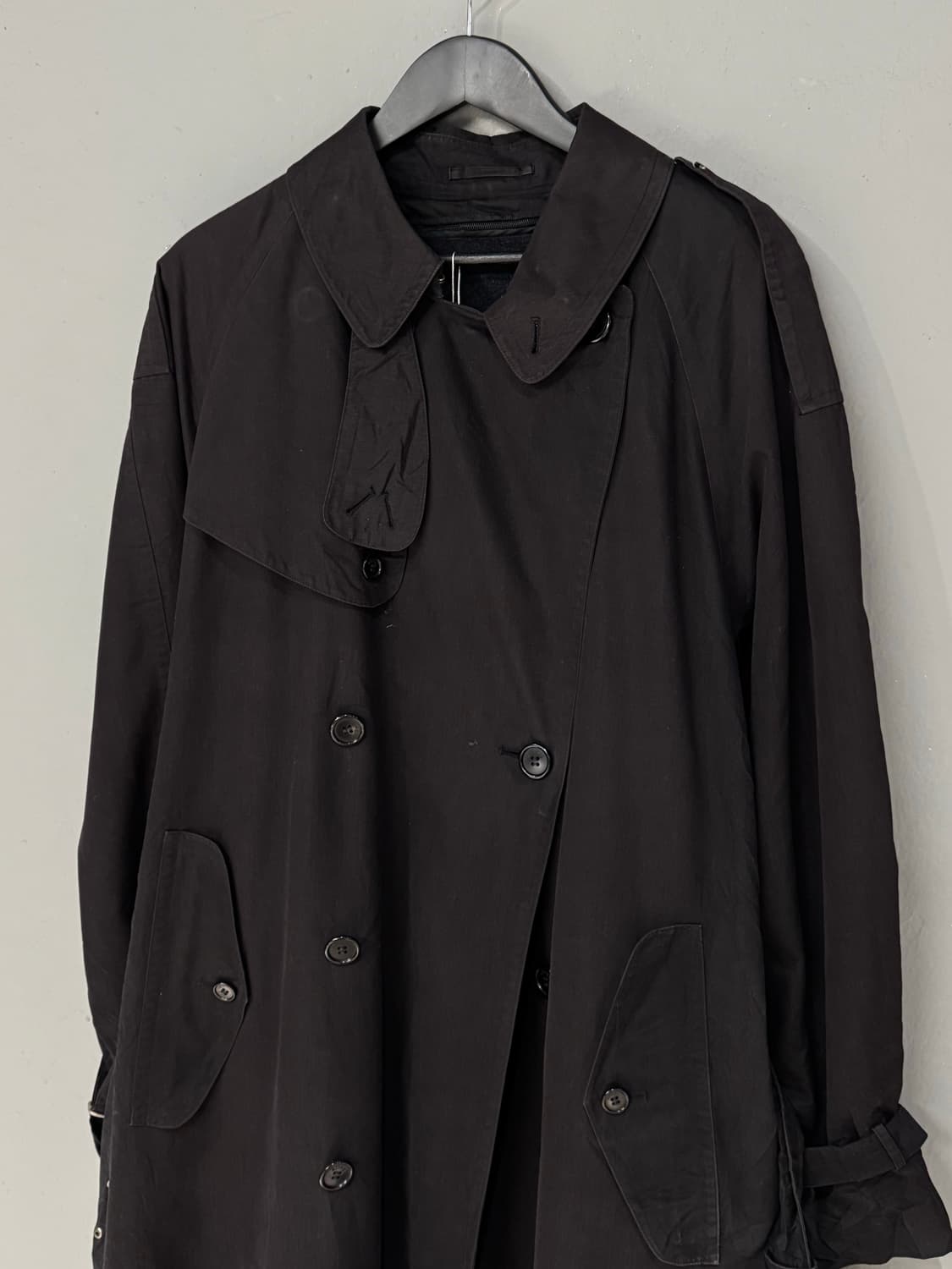 알레그리 벨티드 블랙 더블 트렌치코트 상품이미지3