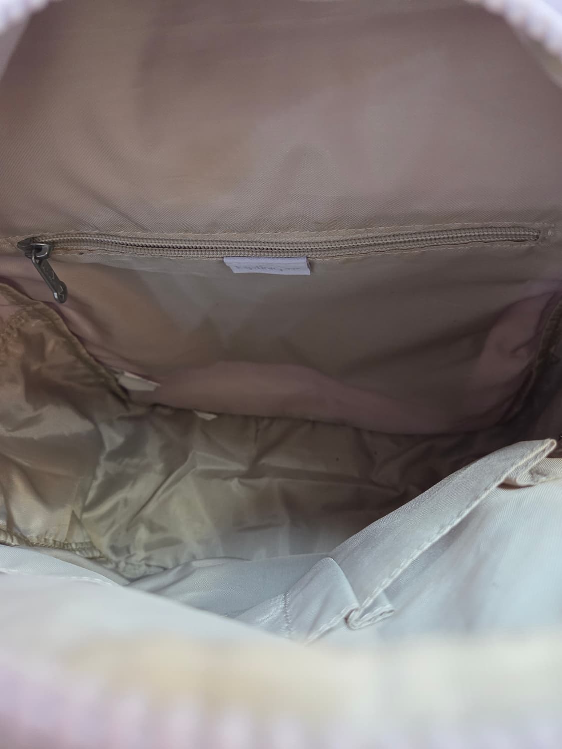 키플링 라벤더 색상 백팩입니다. 재질은 폴리아미드라서 가볍고 튼튼합니다. 상품이미지3