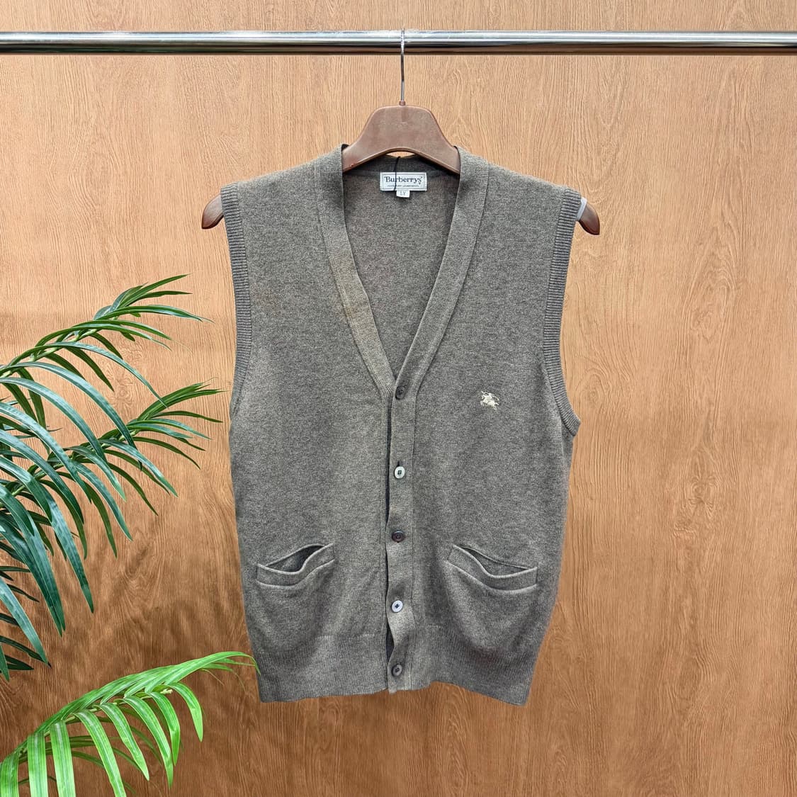 버버리 딥 브이넥 니트 베스트 버튼 업 나이트 로고 자수 디테일 브라운 상품이미지1