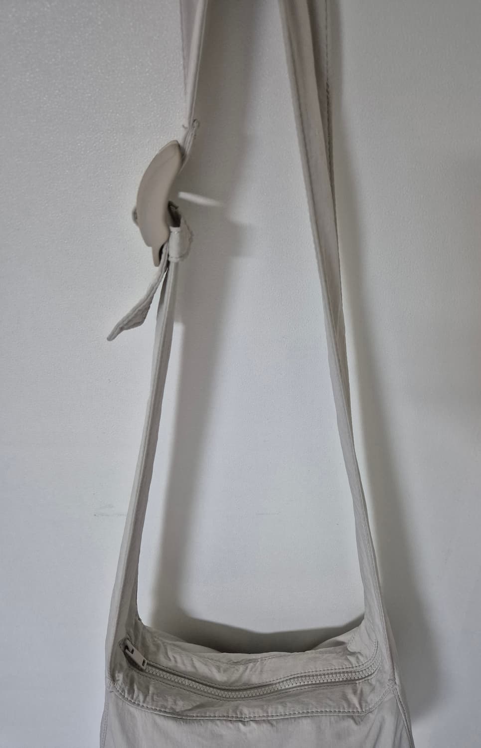 코스 COS 나일론 크로스바디 새들백 라이트그레이 상품이미지5