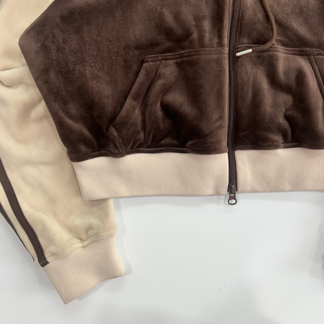 Nerdy 널디 브라운 아이보리 배색 2-way 벨벳 크롭 후드집업 상품이미지6