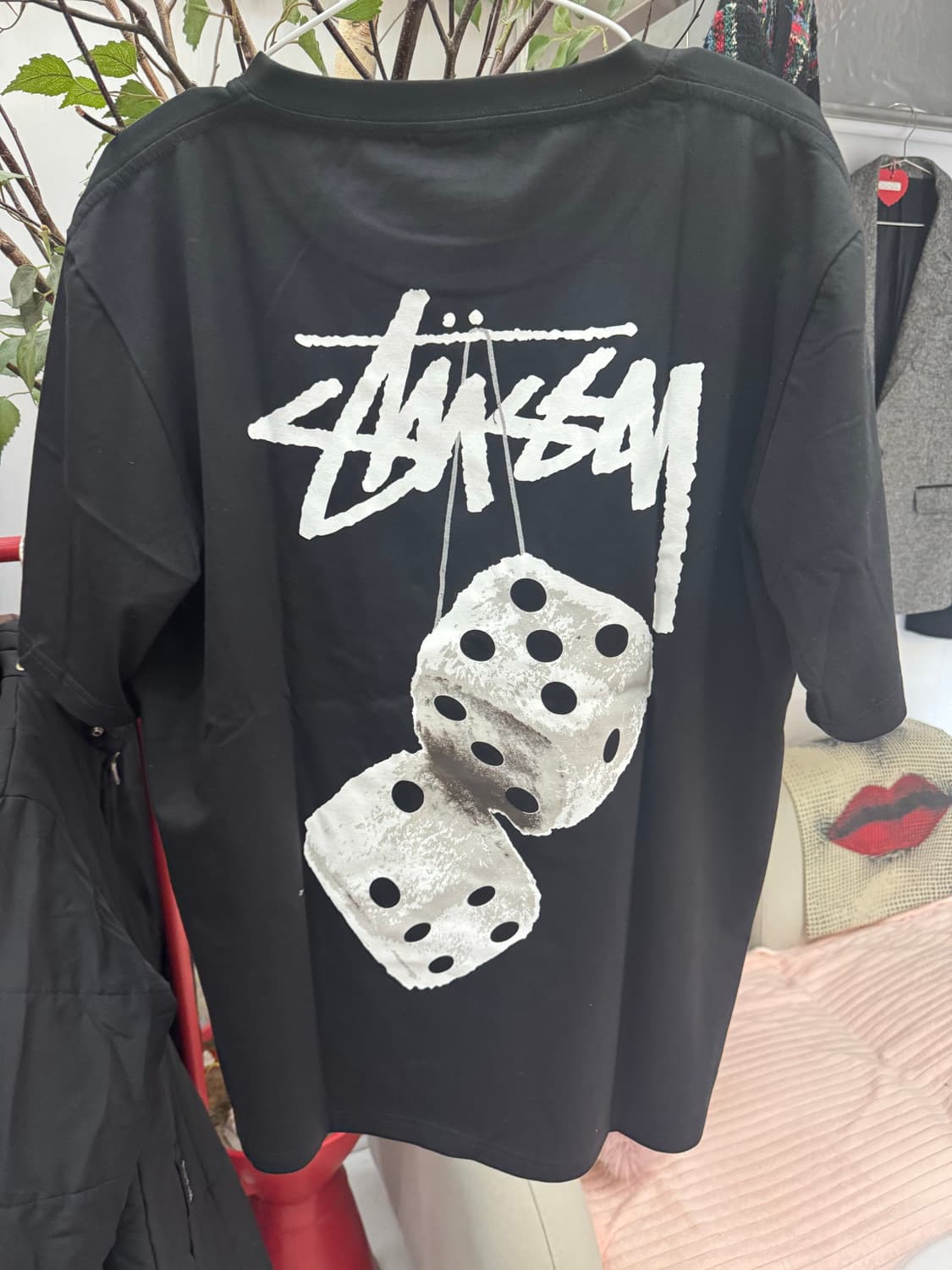 👕 STUSSY 다이스 백프린트 반팔 티셔츠 (Black) 상품이미지4