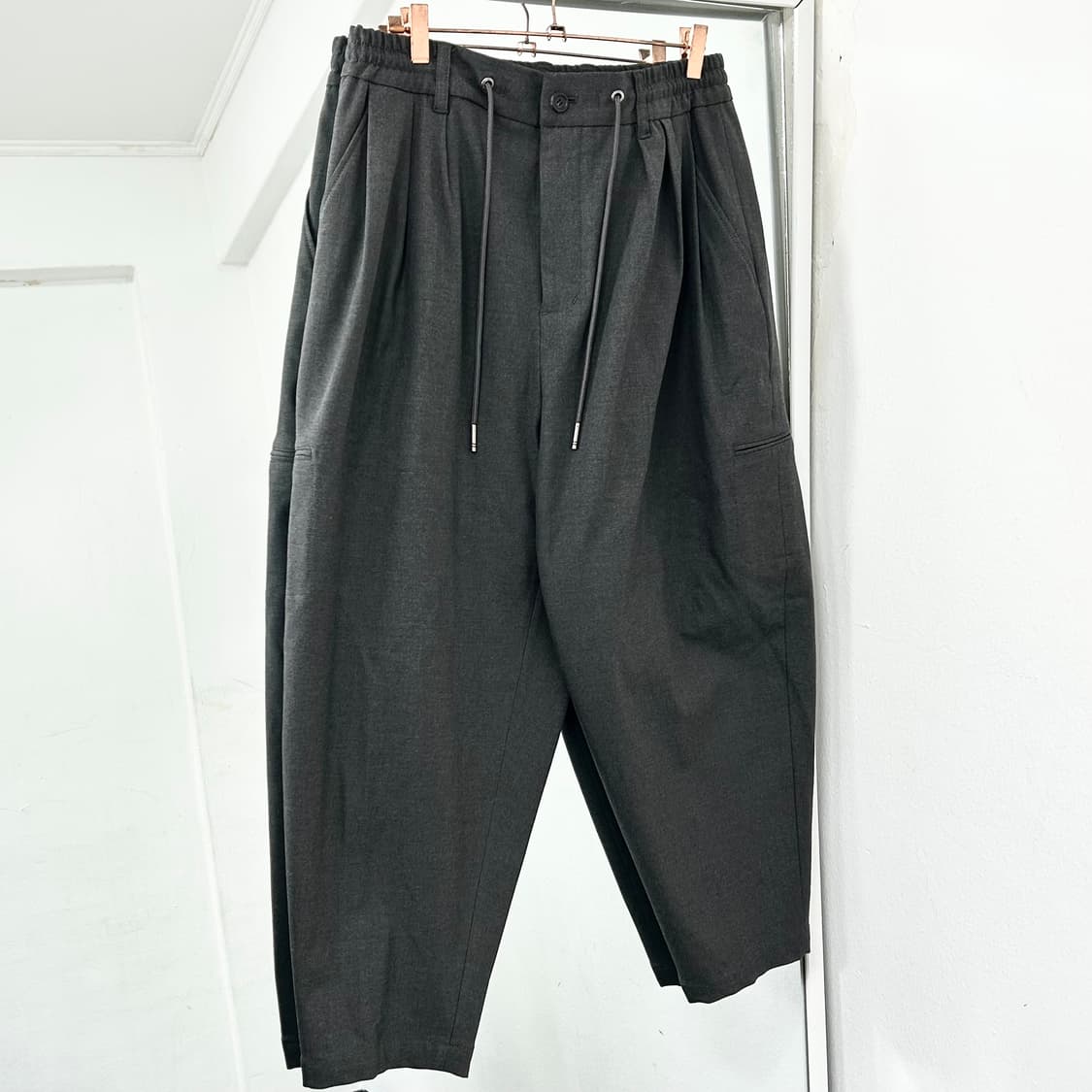 송지오 옴므 23SS 크레이프 벌룬 팬츠 상품이미지4