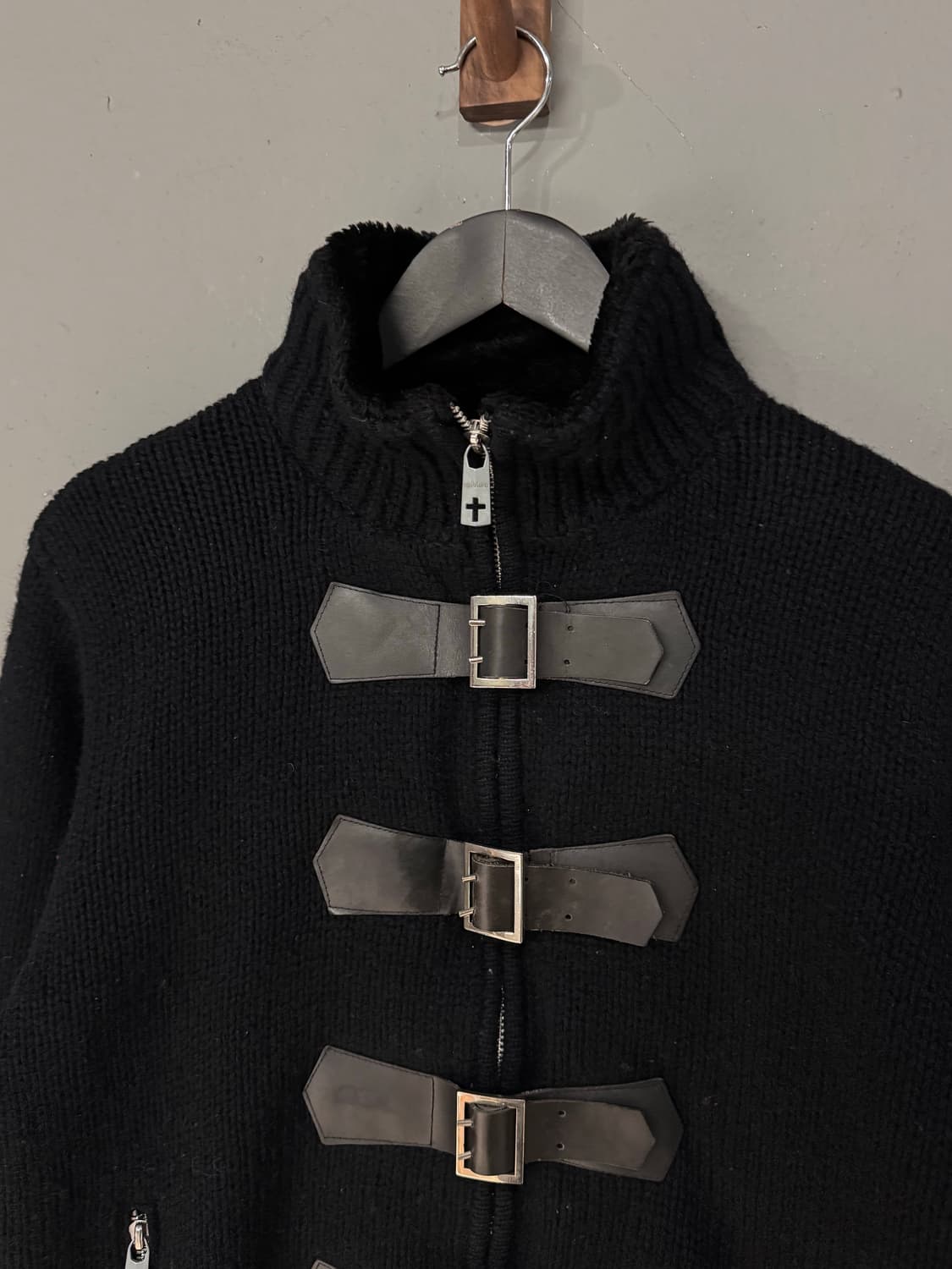 No Future 본디지 버클 퍼 니트집업 상품이미지3