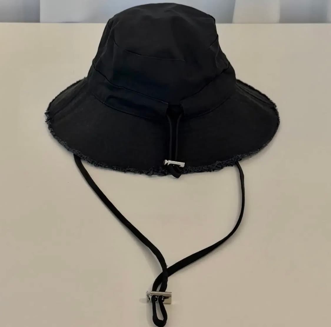 자크뮈스(Jacquemus) 르밥 아티초크 버킷햇 블랙F 상품이미지2