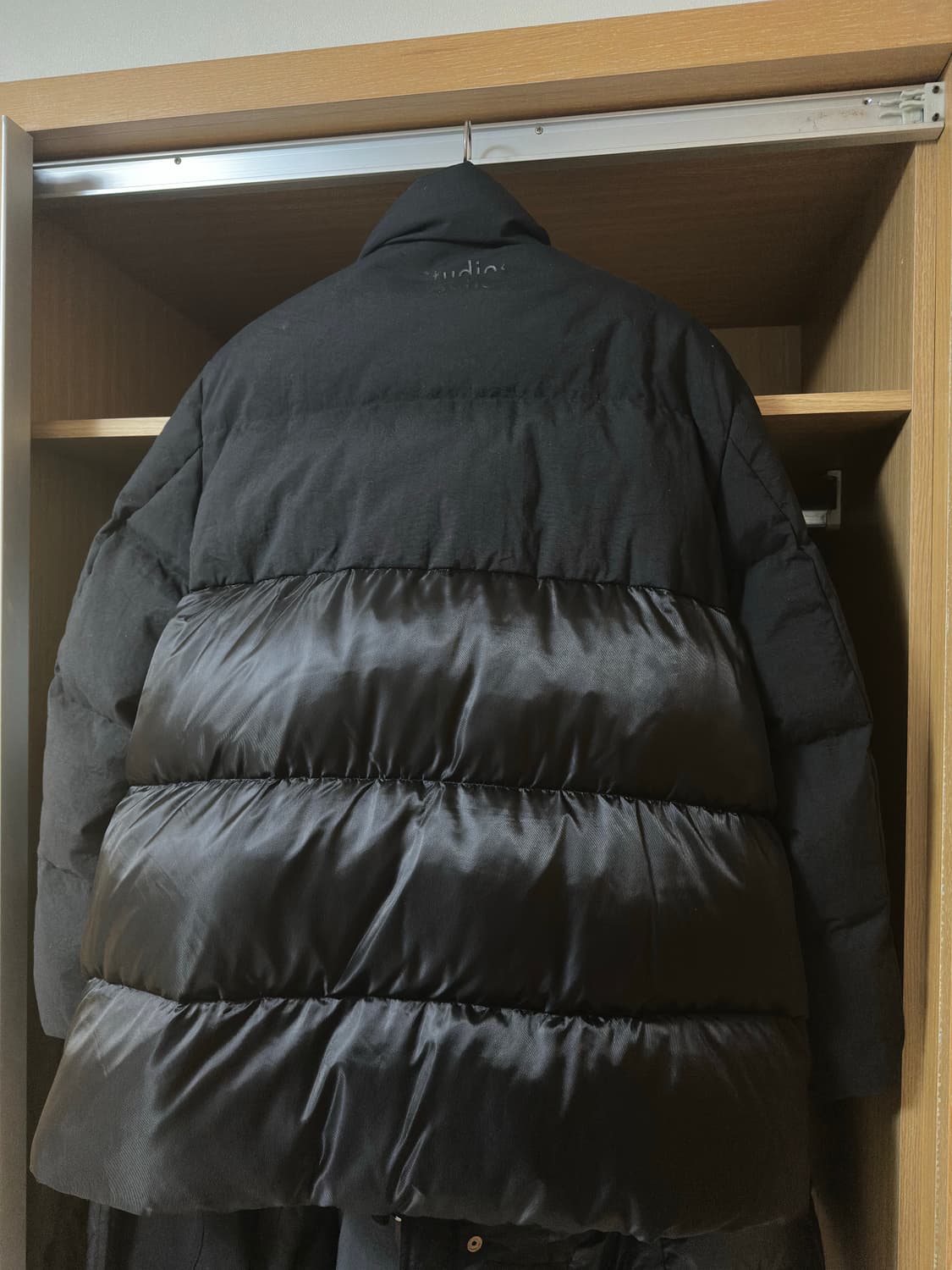 아크네 스튜디오 패딩 48사이즈 블랙 상품이미지3