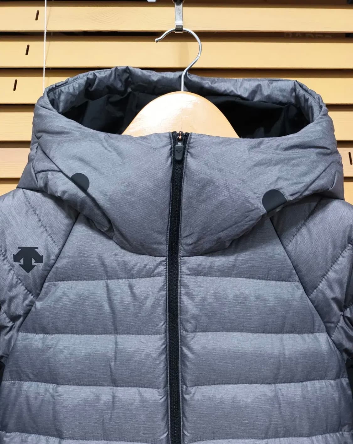 데상트 여성 그레이 경량구스다운점퍼 90사이즈 상품이미지1