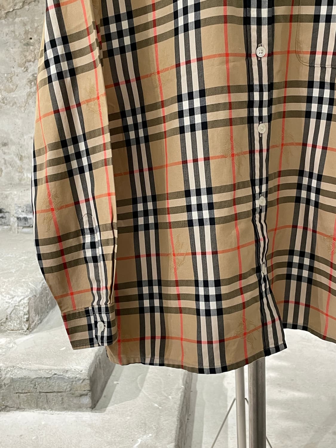 버버리 베이지 싱글 포켓 노바체크 기마로고 코튼 셔츠 상품이미지4