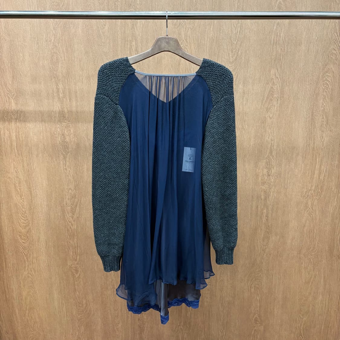 사카이 브이넥 울 롱 긴팔 니트 실크 쉬폰 레이어링 디테일 차콜 네이비 상품이미지3