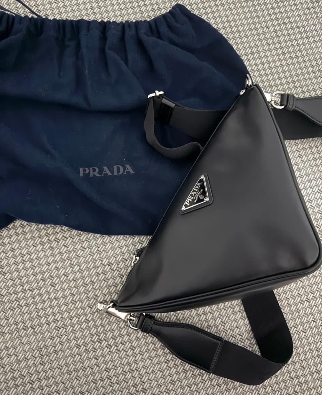 (착샷 포함) 프라다 트라이앵글 숄더백 레더 가방🖤 상품이미지1