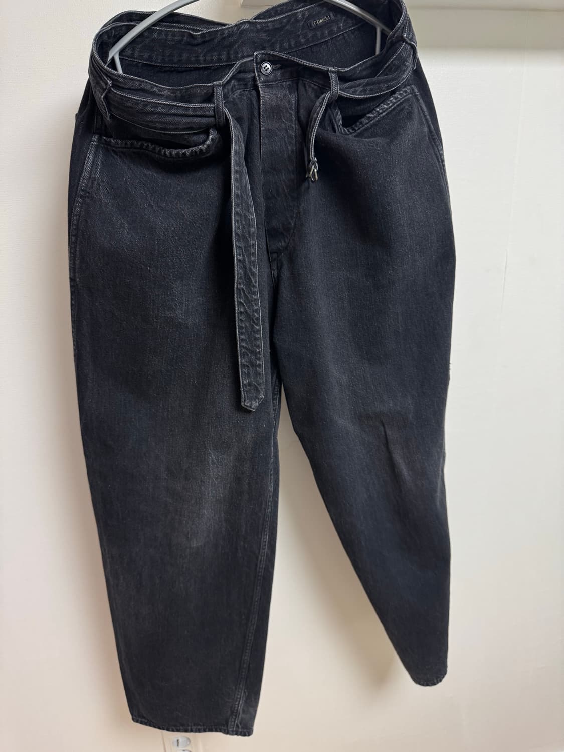 [4사이즈]코모리 벨티드 데님 블랙 상품이미지1