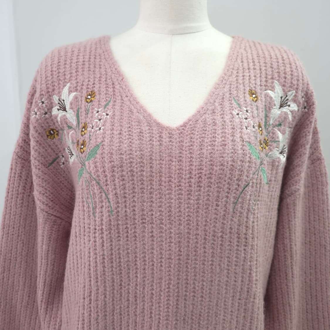 INGNI 플라워 자수 브이넥 루즈 니트 상품이미지4