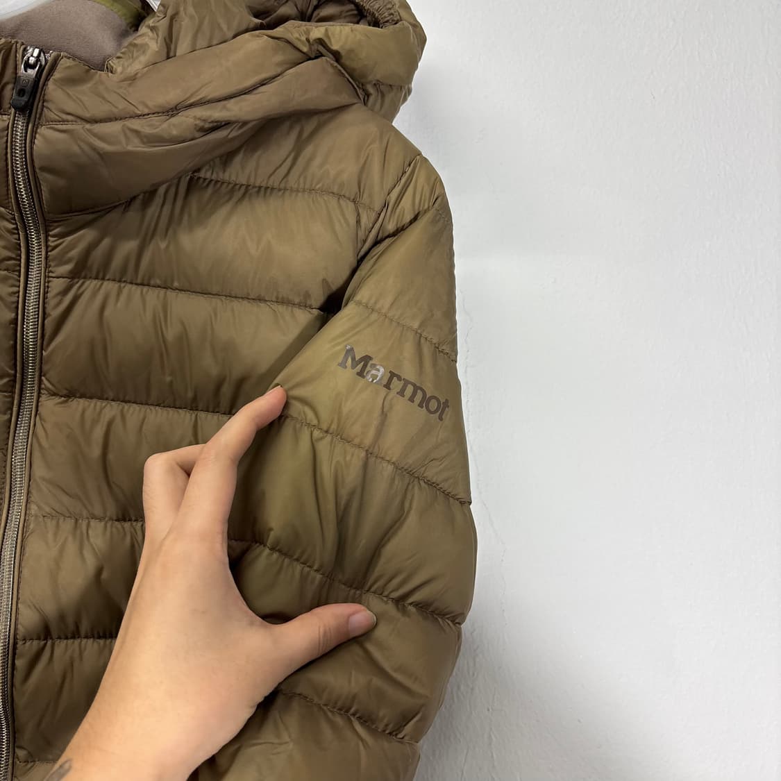 우먼M 마모트 라이트카키 라인핏 덕다운 투웨이 후드 경량롱패딩 상품이미지2