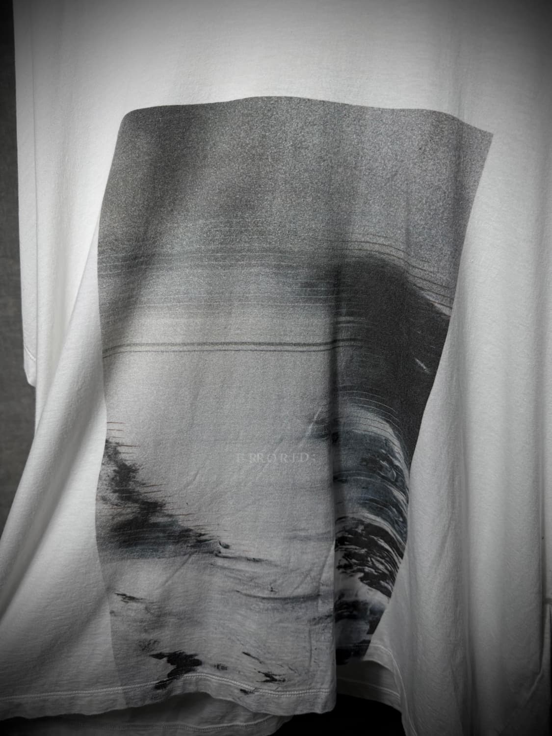 Julius 20PF ’[ ERRORED; M M XX ]‘ TShirt 상품이미지3