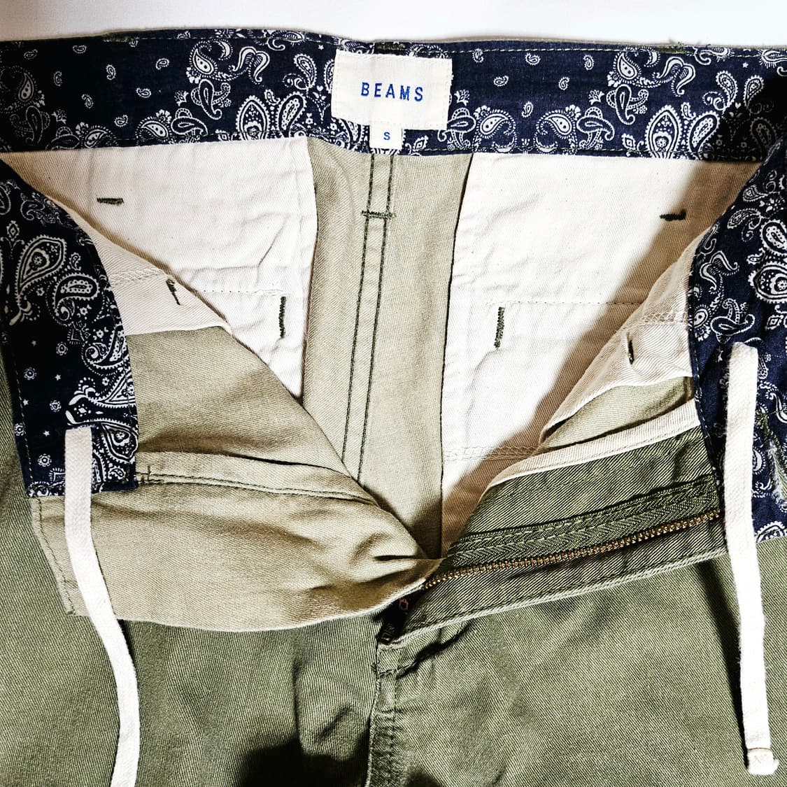 [S(30)][빔즈BEAMS] 크롭 테이퍼드 반다나 패턴 치노 카키 상품이미지7