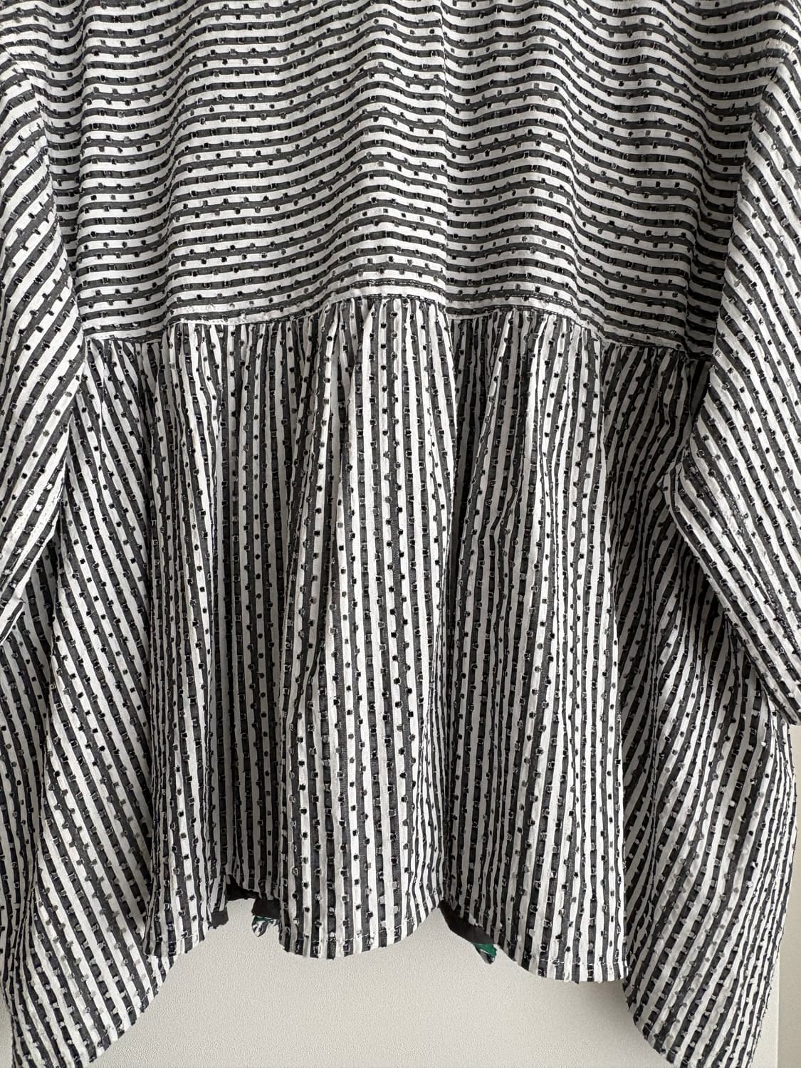 [SYSTEM] 시스템 스트라이프 러플 펀칭 블라우스 82(66) 상품이미지6