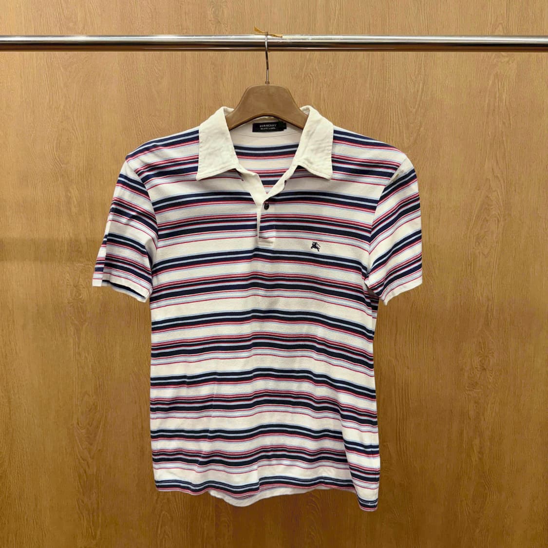 버버리 블랙라벨 반팔 카라 멀티 스트라이프 패턴 자수 로고 디테일 상품이미지2
