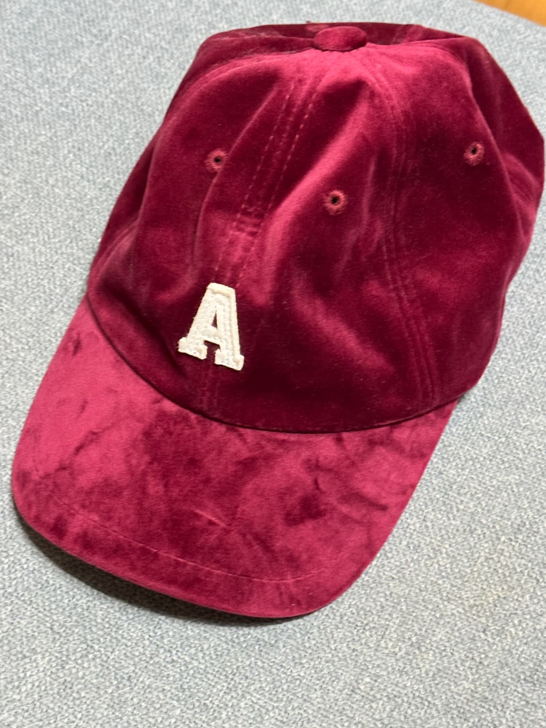 벨벳 소재 버건디 볼캡 A자 자수 모자 상품이미지3