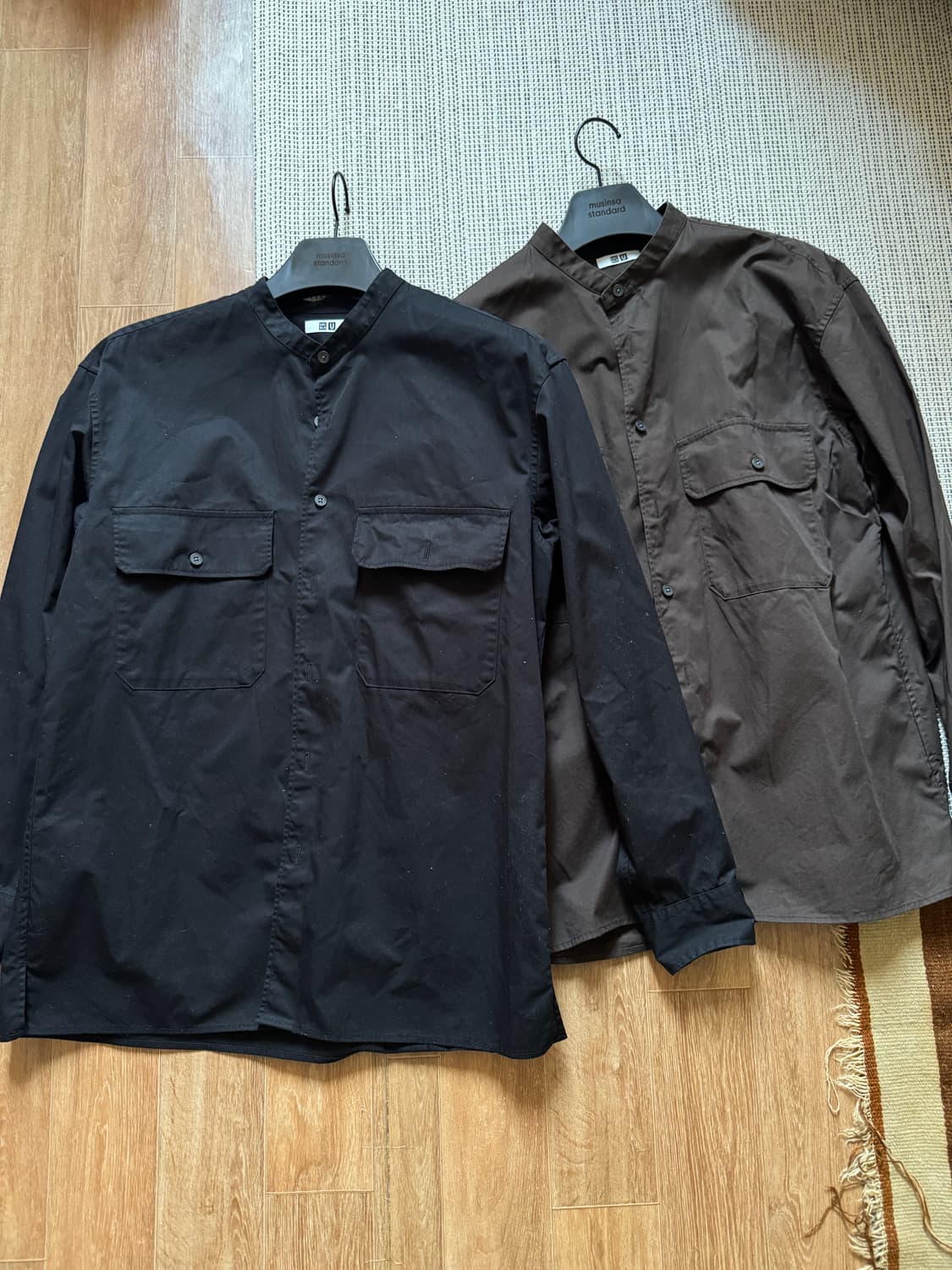 유니클로 u 셔츠 2종 블랙. 브라운 상품이미지1